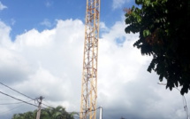 Un homme menace de se jeter du haut d'une grue sur un chantier à Papeete
