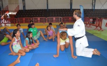 Ugo Legrand initie les enfants de Faaa à la pratique du judo