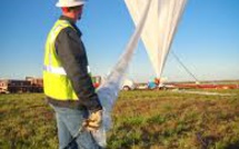 Jeu de ballons français dans le ciel australien au printemps