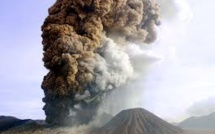 Indonésie: des touristes fuient une montagne après l'éruption d'un volcan
