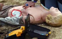 Les députés veulent que les élèves apprennent à utiliser des défibrillateurs