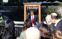 Un automate prédicateur caricature Trump dans les rues de New York