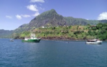 Hiva Oa : un thonier en panne remorqué par un bonitier