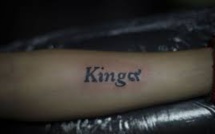 En Thaïlande, le tatouage en signe de deuil éternel du roi