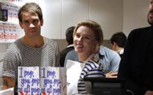 Scarlett Johansson, serveuse d'un jour dans sa boutique de pop corn parisienne