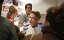 Scarlett Johansson, serveuse d'un jour dans sa boutique de pop corn parisienne