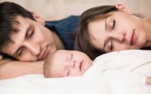 Les nourrissons devraient dormir dans la chambre parentale pour réduire le risque de mortalité