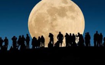 Cris de joie à l'apparition de la "super Lune" en Asie-Pacifique
