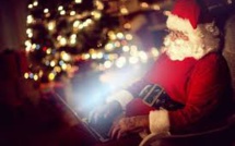 Le Père Noël prêt à ouvrir son courrier sur internet