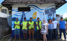Des lycéens réalisent une fresque marine sur un poste de transformation EDT à Arue