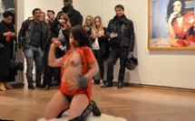L'artiste Déborah de Robertis jugée pour exhibition sexuelle dans deux performances