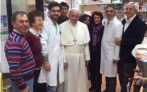 Le pape François s'échappe du Vatican pour s'acheter des chaussures