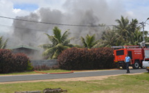 Une maison en feu à Tubuai
