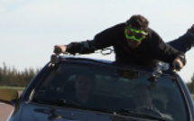 On lui vole sa voiture, il s'accroche au toit sur plus de 5 km