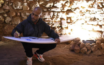 Sauvé de la drogue par le surf, il défie les vagues géantes de Nazaré