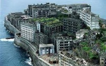 Japon: sur une île inhabitée, une ville fantôme fait face à son passé trouble