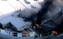 Un petit avion s'écrase sur un centre commercial à Melbourne: cinq morts