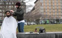 A Strasbourg, un coiffeur solidaire fait salon dans la rue pour les démunis