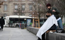 A Strasbourg, un coiffeur solidaire fait salon dans la rue pour les démunis