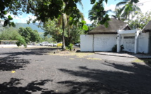 Un centre de formation pour le surf à la plage de Taharu'u