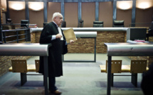 Aux assises avec une perruque fluo, pour éviter d'être juré