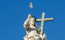 Pédophilie: mise en cause, l'Eglise dit sa "honte" et promet une longue lutte