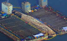 Corée du Sud: trois ans après, l'épave du Sewol émerge des flots