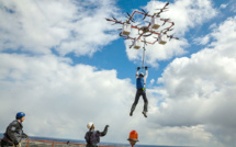 Sauter d'un drone en parachute, une première mondiale en Lettonie
