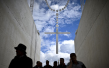 Très attendu par une foule de pèlerins, le pape se rend à Fatima