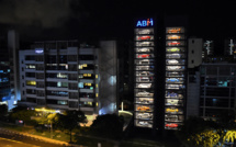 A Singapour, un distributeur automatique de voitures de luxe