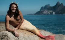 Au Brésil, un homme-sirène barbu noie les préjugés dans la mer