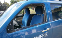 Le "prince" fracasse la voiture des gendarmes à coups de chaise