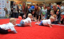 Une course des bébés qui rampent en Lituanie