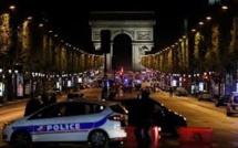Attentat des Champs-Élysées: cinq personnes en lien avec le tueur placées en garde à vue