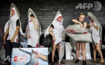Des militants en requins à Hong Kong pour protester contre la consommation d'ailerons