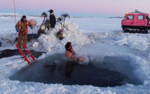 Antarctique: Les chercheurs se jettent à l'eau pour le solstice