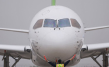 Elle jette une pièce dans le réacteur d'un avion pour attirer la chance