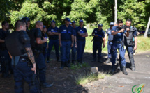 Dix agents de police judiciaire adjoint stagiaires se forment aux armes