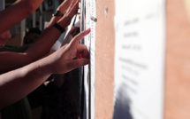 Bac: devant les lycées, des jeunes "sur un nuage", d'autres le visage fermé