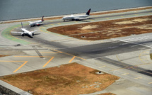 Un adolescent trop pressé de descendre de l'avion arrêté à San Francisco