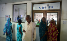 Le calvaire d'un père indien pour maintenir sa fille en vie à l'hôpital de Gorakhpur
