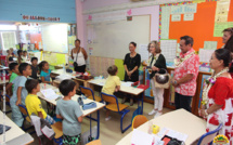 Le maire de Nouméa rencontre les enfants de l'école de St Paul - Ste Thérèse de Taunoa
