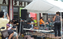 Un concert improvisé en pleine rue à Taunoa