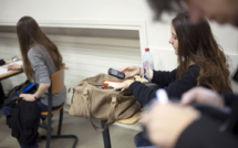Vers une interdiction du portable au collège en 2018, selon Blanquer