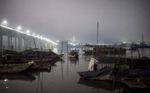 Chine: sur la rivière, des pêcheurs emportés par la vie moderne