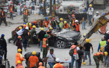 Séisme au Mexique: les secouristes jettent leurs dernières forces dans la bataille