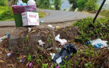 La route du Belvédère polluée par des déchets
