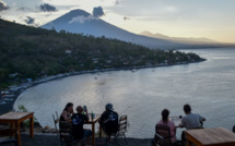 Volcan à Bali: la fumée s'épaissit, le nombre d'évacués augmente