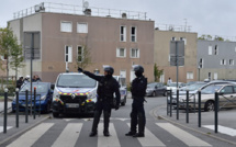 Des bouteilles d'essence avec un dispositif d'allumage découvertes sous des camions Lafarge