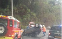 Une voiture sur le toit dans la descente du Tahara'a